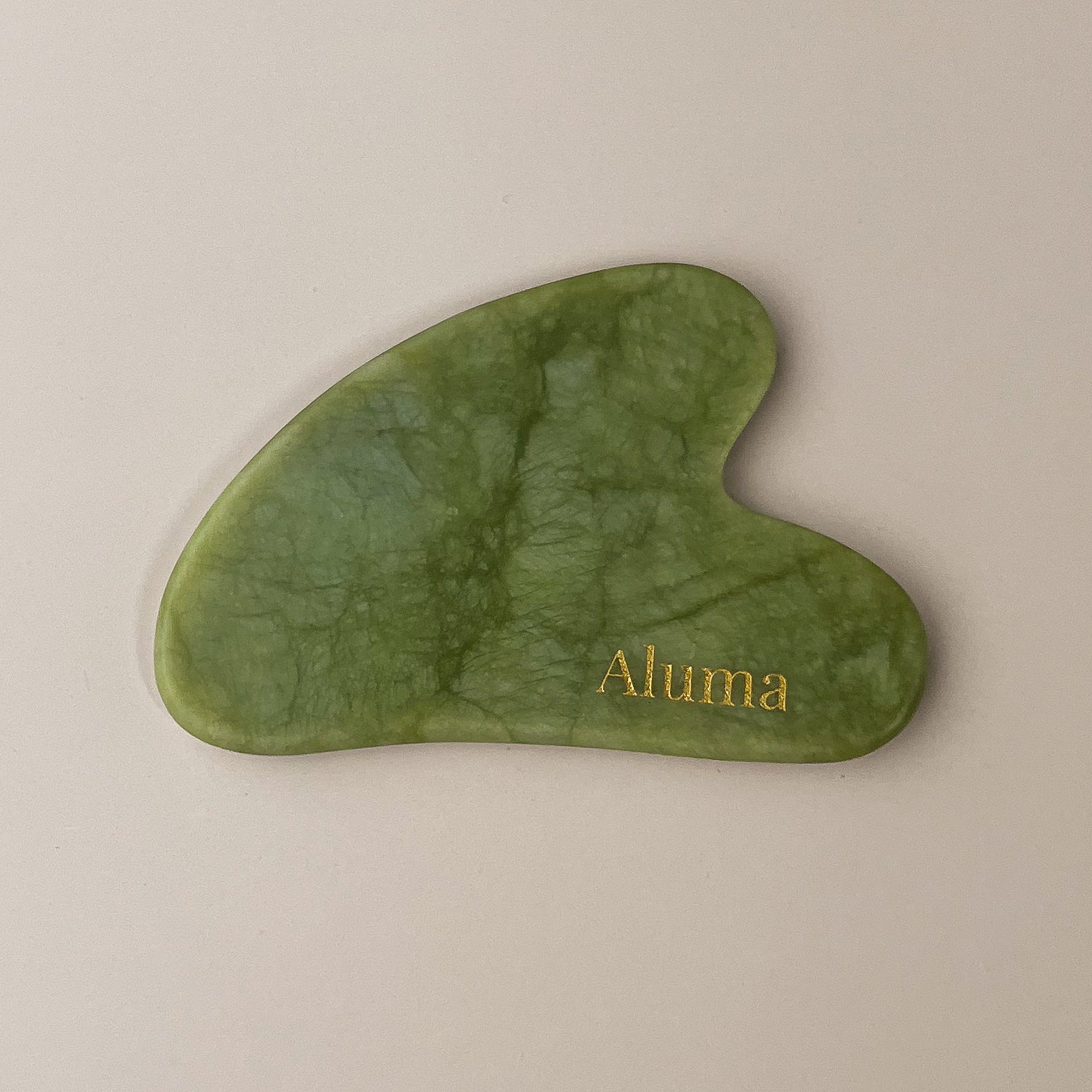 Yin gua sha i green nephrite jade fra Aluma.