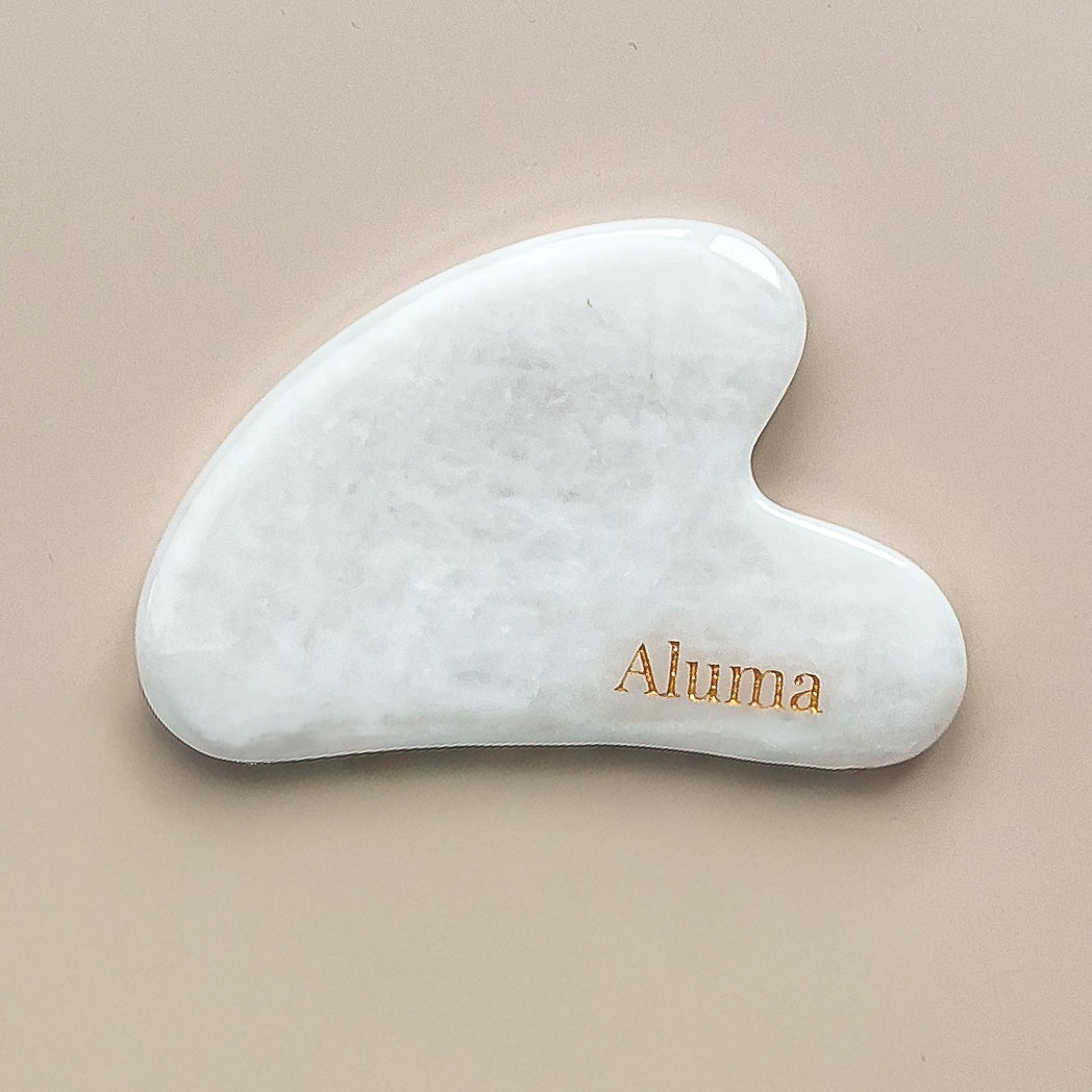 Yin gua sha i white jade fra Aluma 
