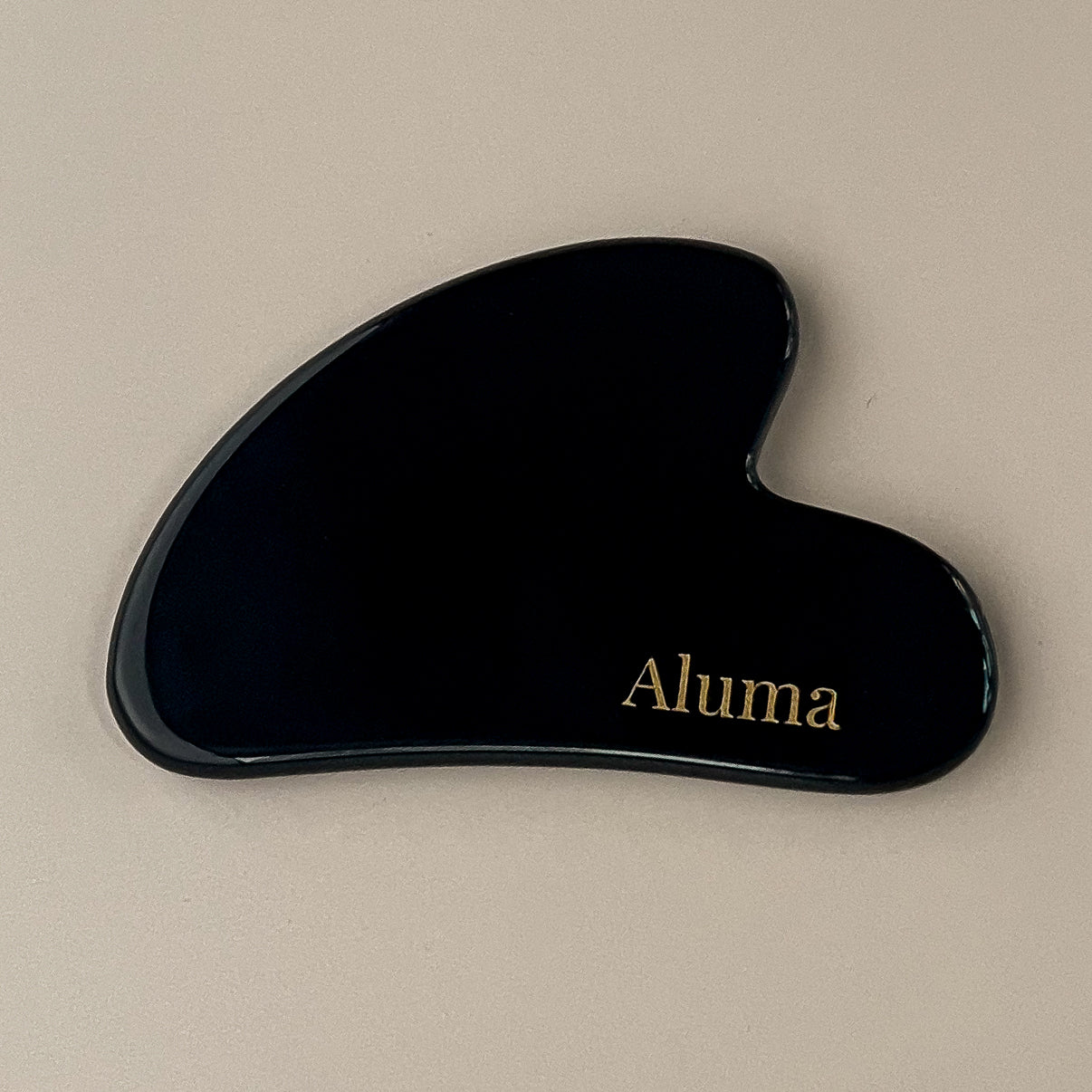 Yin gua sha i black obsidian fra Aluma.