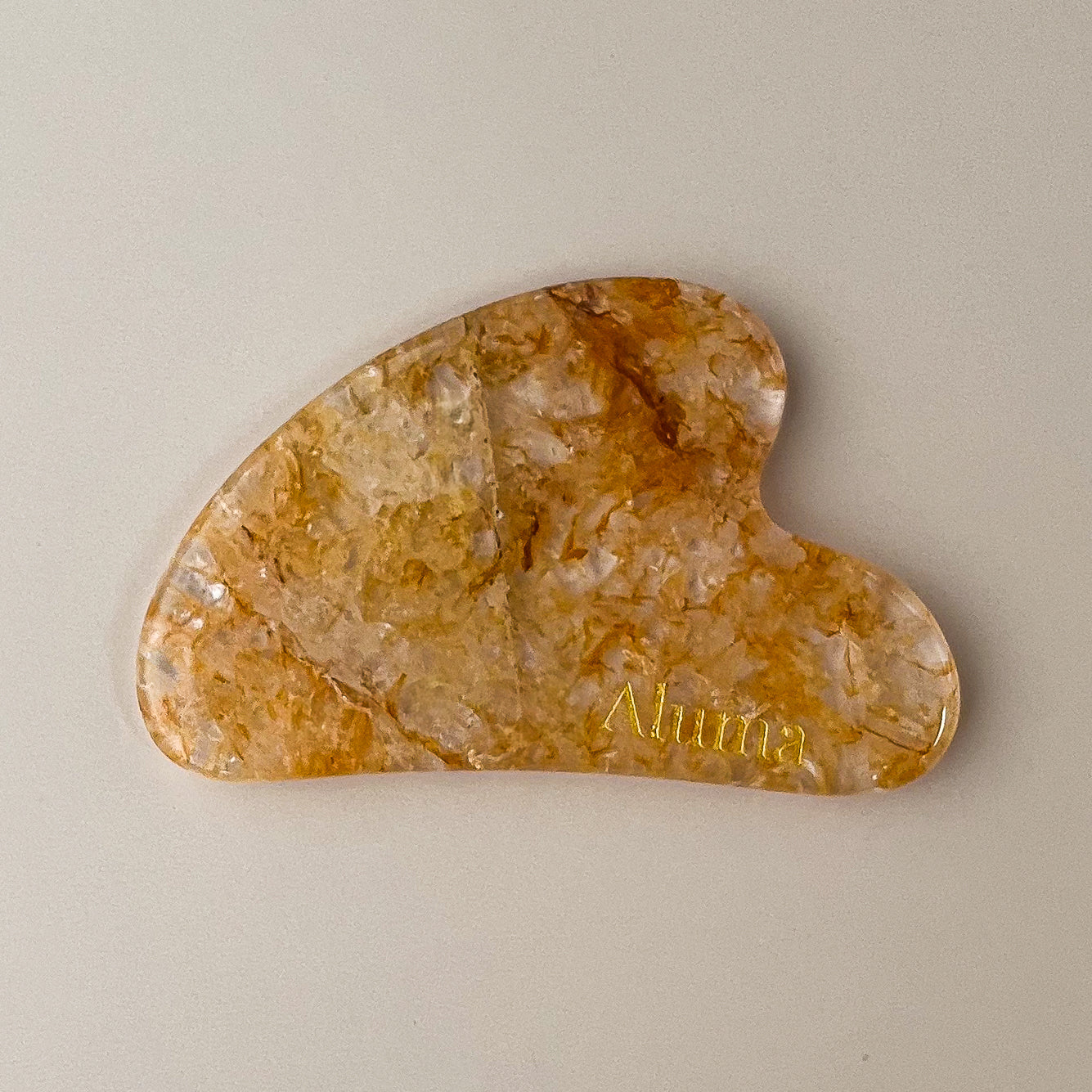 Yin gua sha i gylden yellow flower jade fra Aluma