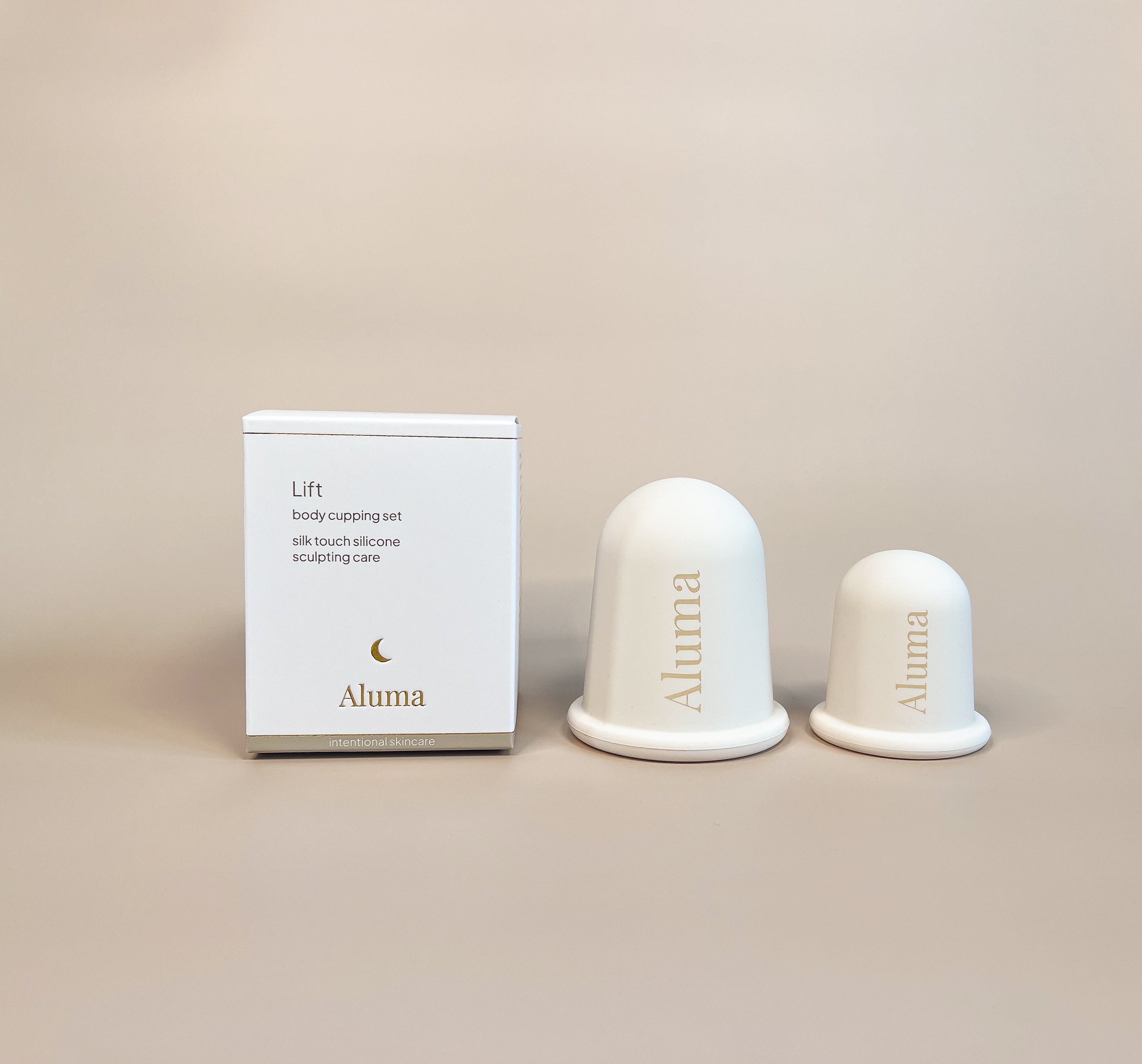 Aluma Lift body cupping sæt med to silikonekopper til krop og hvid gaveæske på beige baggrund