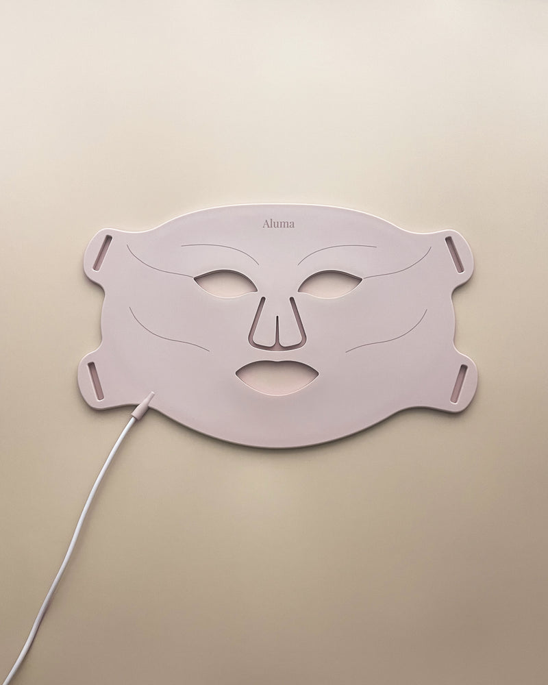 aluma luminous pro led maske lysterapi beige baggrund mod rynker, akne og pigmentforandringer.