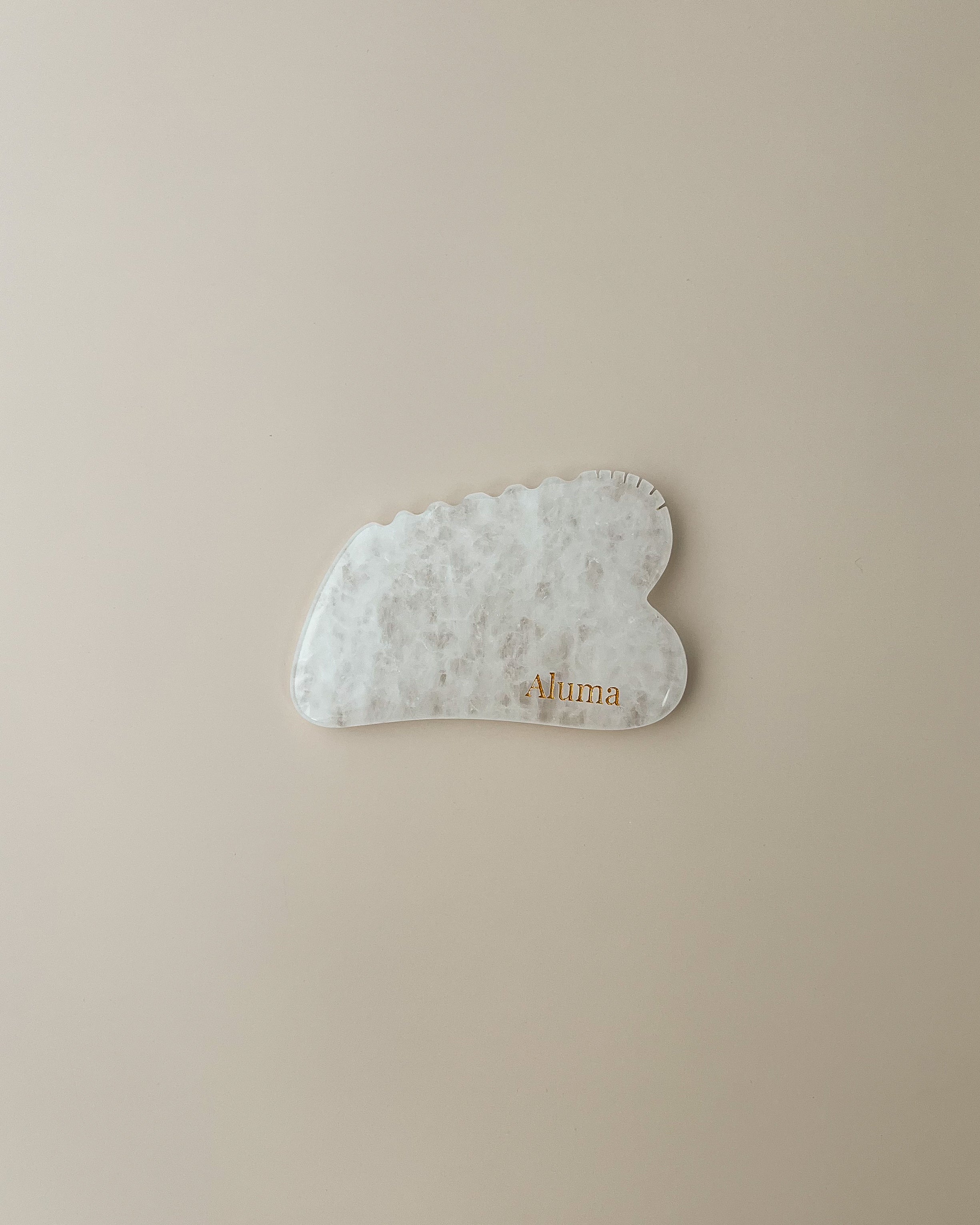 Aluma Ori gua sha i klar krystal til ansigtsmassage og mere jævn hudtone.