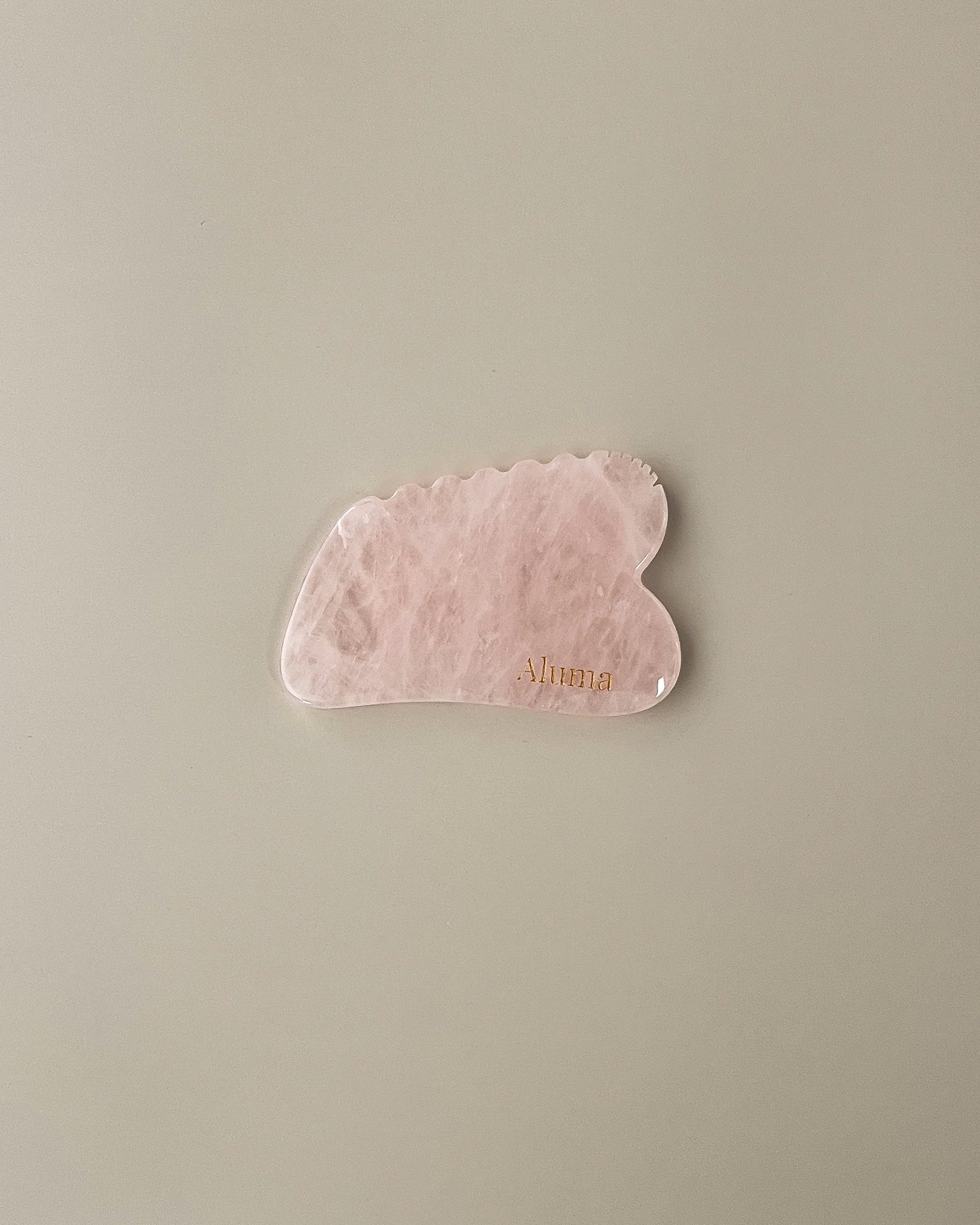 Aluma Ori gua sha i rosa kvarts til daglige selvkærlige ansigtsritualer.