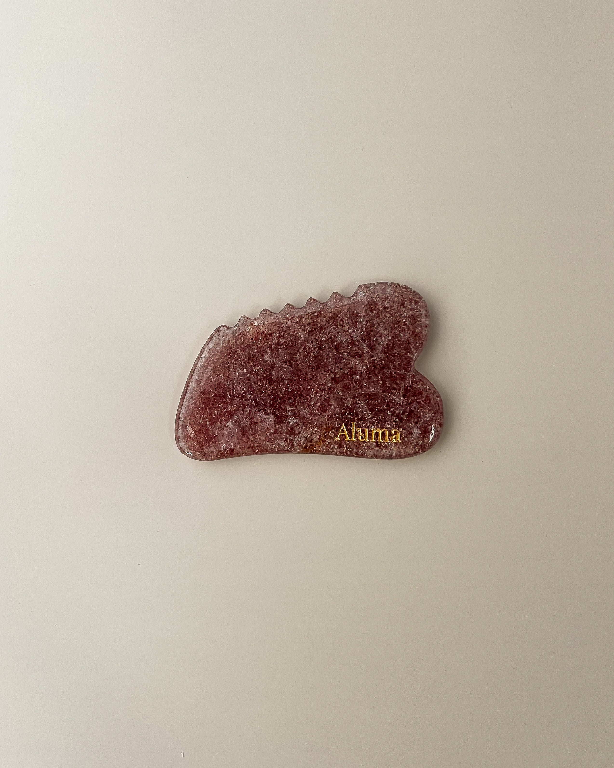 Aluma Ori gua sha i strawberry quartz til blid ansigtsmassage og slow aging ritualer.